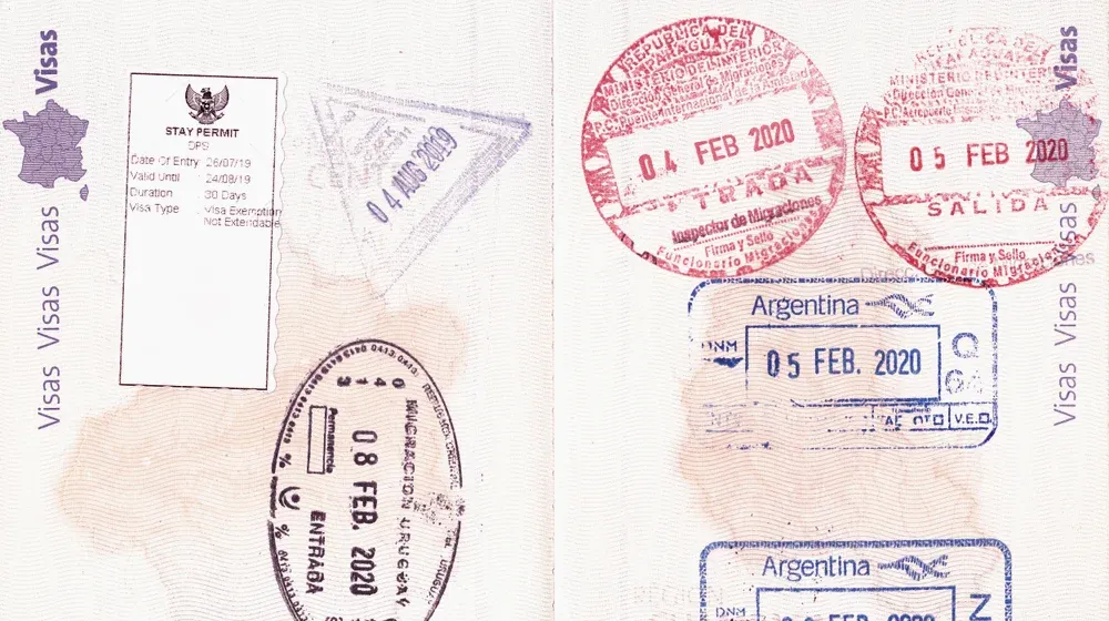 Sellos de inmigración en las páginas de un pasaporte.