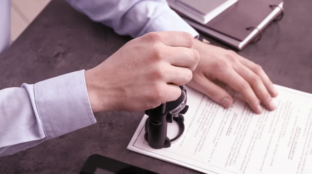 Un sello de Notary Public presionado sobre un documento.